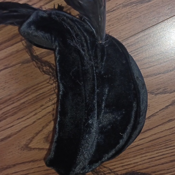Vintage 1920's Black Velvet Hat with Raven Feathers - Picture 4 of 6